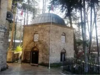 Akşemseddin Türbesi'nde tepki çeken Fransız tipi tente kaldırıldı Akşemseddin Türbesi'nde tepki çeken Fransız tipi tente kaldırıldı
