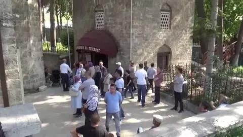 Akşemseddin Türbesi'ndeki tepki çeken tente kaldırıldı Akşemseddin Türbesi'ndeki tepki çeken tente kaldırıldı