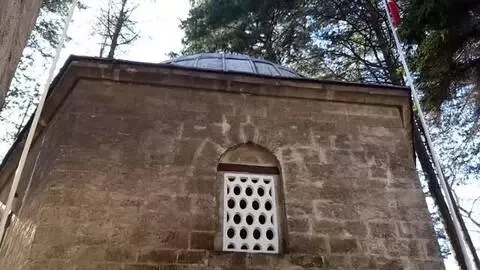 Akşemseddin Türbesi'ndeki tepki çeken tente kaldırıldı Akşemseddin Türbesi'ndeki tepki çeken tente kaldırıldı