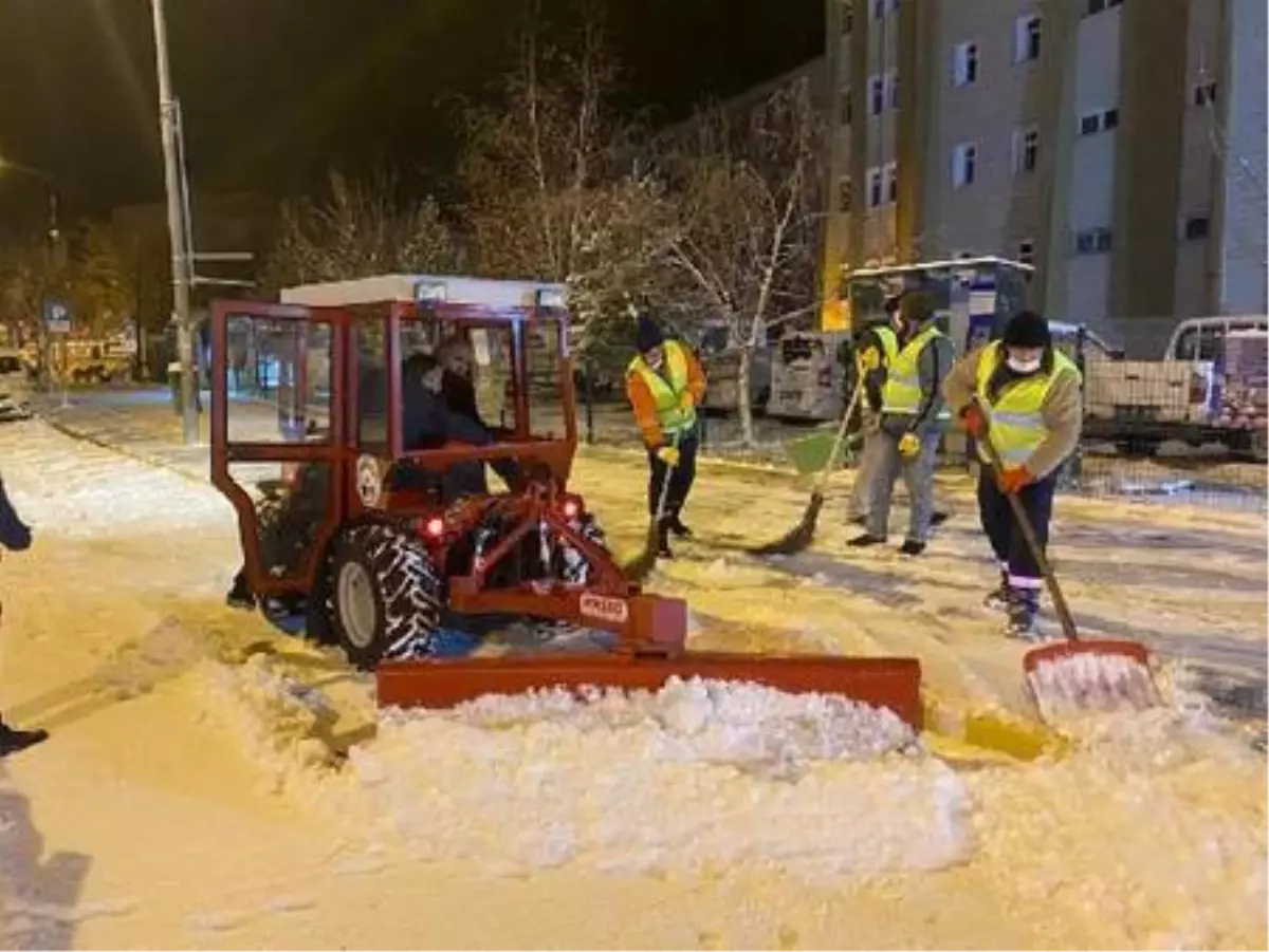 Ardahan'da lapa lapa yağan kar nedeniyle kent beyaza büründü