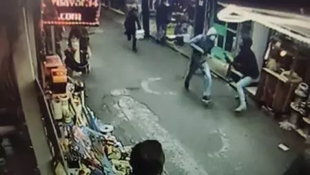 Beyoğlu'nda esnafın kapkaççıyı yakalama anı kamerada Beyoğlu'nda esnafın kapkaççıyı yakalama anı kamerada