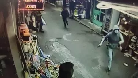 Beyoğlu'nda esnafın kapkaççıyı yakalama anı kamerada Beyoğlu'nda esnafın kapkaççıyı yakalama anı kamerada