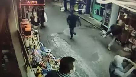 Beyoğlu'nda esnafın kapkaççıyı yakalama anı kamerada Beyoğlu'nda esnafın kapkaççıyı yakalama anı kamerada