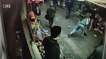 Beyoğlu'nda esnafın kapkaççıyı yakalama anı kamerada Beyoğlu'nda esnafın kapkaççıyı yakalama anı kamerada