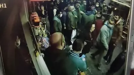 Beyoğlu'nda esnafın kapkaççıyı yakalama anı kamerada Beyoğlu'nda esnafın kapkaççıyı yakalama anı kamerada