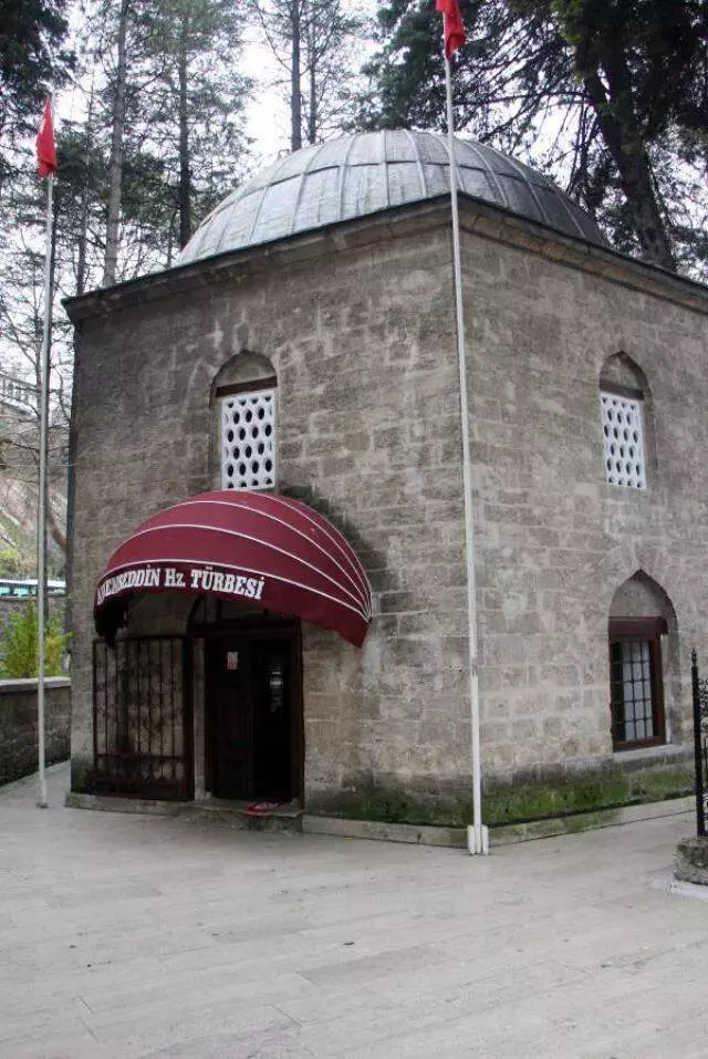 Bolu'da Akşemseddin Hazretleri Türbesi'ne Fransız tarzı tente takılması tepkilere neden oldu Bolu'da Akşemseddin Hazretleri Türbesi'ne Fransız tarzı tente takılması tepkilere neden oldu