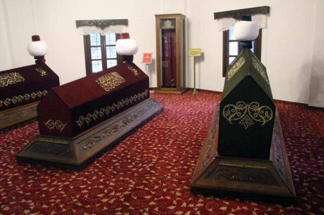 Bolu'da Akşemseddin Hazretleri Türbesi'ne Fransız tarzı tente takılması tepkilere neden oldu Bolu'da Akşemseddin Hazretleri Türbesi'ne Fransız tarzı tente takılması tepkilere neden oldu