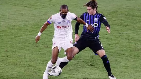 Club Olimpia kaptanı Jerry Bengston maça maskeyle çıktı Club Olimpia kaptanı Jerry Bengston maça maskeyle çıktı
