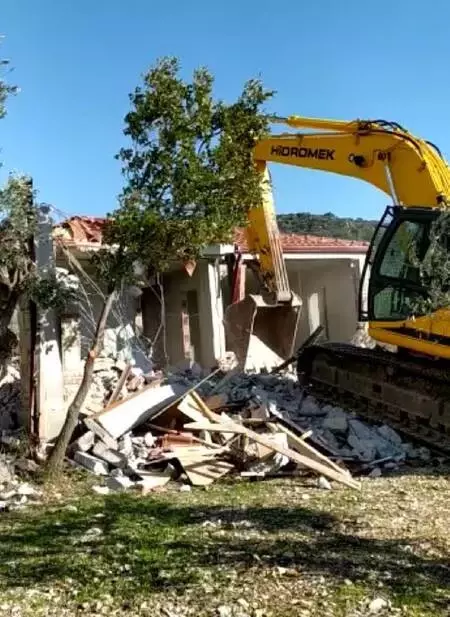 Datça'da kaçak yapıların yıkımına başlandı Datça'da kaçak yapıların yıkımına başlandı