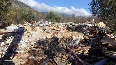 Datça'da kaçak yapıların yıkımına başlandı Datça'da kaçak yapıların yıkımına başlandı