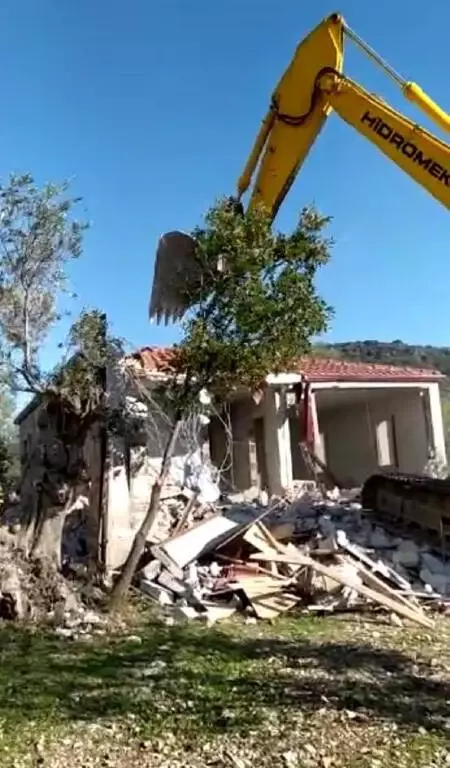 Datça'da kaçak yapıların yıkımına başlandı Datça'da kaçak yapıların yıkımına başlandı