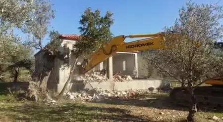 Datça'da kaçak yapıların yıkımına başlandı Datça'da kaçak yapıların yıkımına başlandı