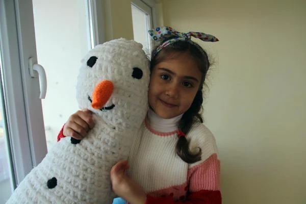 Son dakika haber | Dışarıya çıkamayan kızı için pamuktan kardan adam yaptı