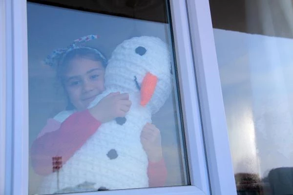 Son dakika haber | Dışarıya çıkamayan kızı için pamuktan kardan adam yaptı