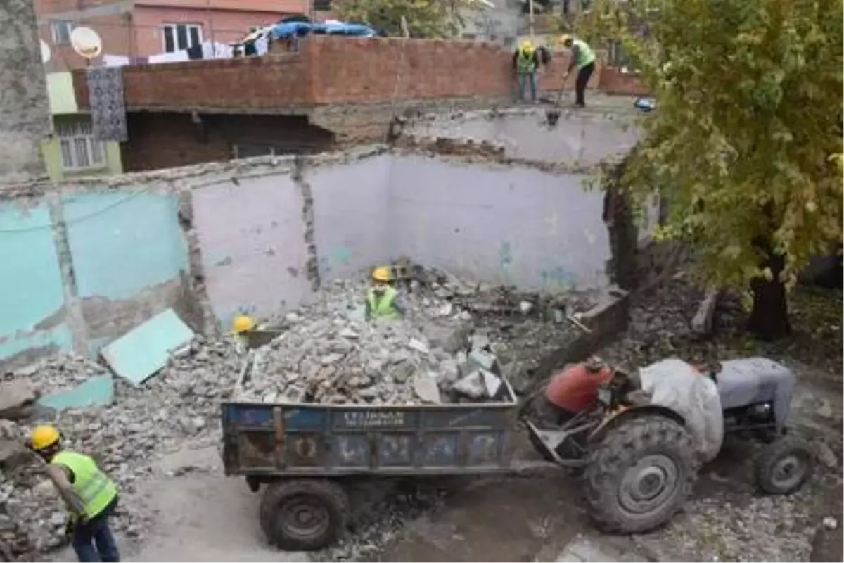 Diyarbakır'da kent estetiğini bozan metruk yapılar yıkılıyor