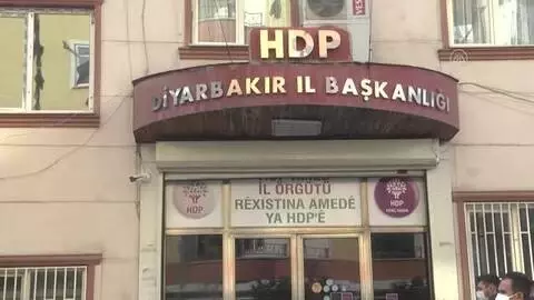 DİYARBAKIR - Evlat nöbetiyle evlatlarına kavuşan aileler, Diyarbakır annelerini ziyaret etti DİYARBAKIR - Evlat nöbetiyle evlatlarına kavuşan aileler, Diyarbakır annelerini ziyaret etti
