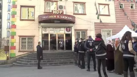 DİYARBAKIR - Evlat nöbetiyle evlatlarına kavuşan aileler, Diyarbakır annelerini ziyaret etti DİYARBAKIR - Evlat nöbetiyle evlatlarına kavuşan aileler, Diyarbakır annelerini ziyaret etti
