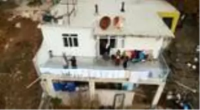 Diyarbakır polisinden görülmemiş hizmet: Kısıtlamada drone ile ilaç dağıtıldı Diyarbakır polisinden görülmemiş hizmet: Kısıtlamada drone ile ilaç dağıtıldı