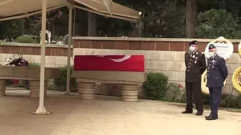 Eski Sağlık Bakanı Kaya Kılıçturgay'ın cenazesi toprağa verildi Eski Sağlık Bakanı Kaya Kılıçturgay'ın cenazesi toprağa verildi