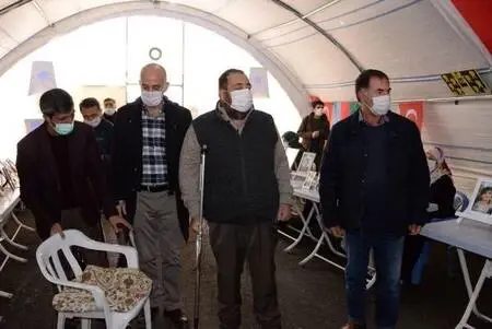Son dakika haberi: Evlatlarına kavuşan ailelerden nöbetteki ailelere destek Son dakika haberi: Evlatlarına kavuşan ailelerden nöbetteki ailelere destek