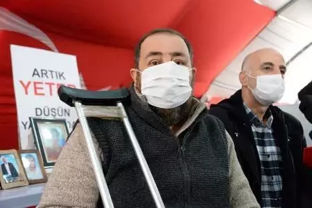 Son dakika haberi: Evlatlarına kavuşan ailelerden nöbetteki ailelere destek Son dakika haberi: Evlatlarına kavuşan ailelerden nöbetteki ailelere destek