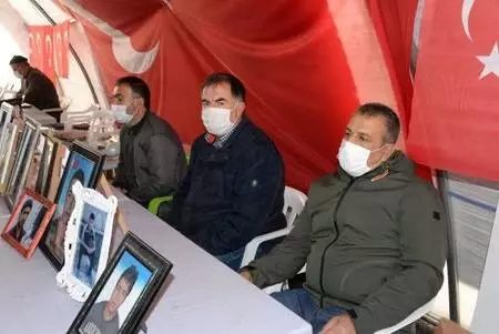 Son dakika haberi: Evlatlarına kavuşan ailelerden nöbetteki ailelere destek Son dakika haberi: Evlatlarına kavuşan ailelerden nöbetteki ailelere destek