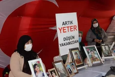 Son dakika haberi: Evlatlarına kavuşan ailelerden nöbetteki ailelere destek Son dakika haberi: Evlatlarına kavuşan ailelerden nöbetteki ailelere destek