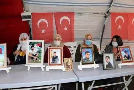 Son dakika haberi: Evlatlarına kavuşan ailelerden nöbetteki ailelere destek Son dakika haberi: Evlatlarına kavuşan ailelerden nöbetteki ailelere destek