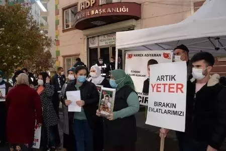 Son dakika haberi: Evlatlarına kavuşan ailelerden nöbetteki ailelere destek Son dakika haberi: Evlatlarına kavuşan ailelerden nöbetteki ailelere destek