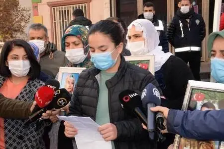 Son dakika haberi: Evlatlarına kavuşan ailelerden nöbetteki ailelere destek Son dakika haberi: Evlatlarına kavuşan ailelerden nöbetteki ailelere destek