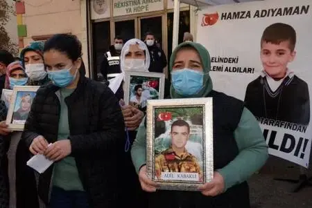 Son dakika haberi: Evlatlarına kavuşan ailelerden nöbetteki ailelere destek Son dakika haberi: Evlatlarına kavuşan ailelerden nöbetteki ailelere destek