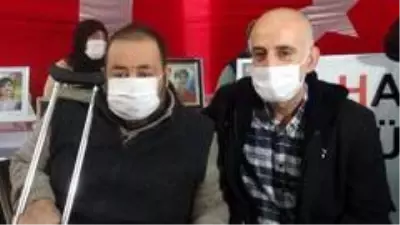 Son dakika haberi... Evlatlarını terörün elinden kurtaran babalardan HDP önündeki ailelere destek Son dakika haberi... Evlatlarını terörün elinden kurtaran babalardan HDP önündeki ailelere destek