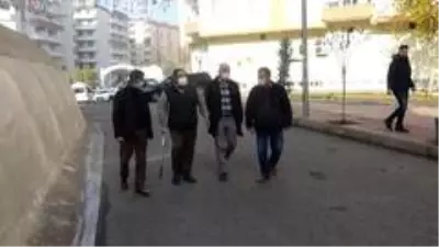 Son dakika haberi... Evlatlarını terörün elinden kurtaran babalardan HDP önündeki ailelere destek Son dakika haberi... Evlatlarını terörün elinden kurtaran babalardan HDP önündeki ailelere destek