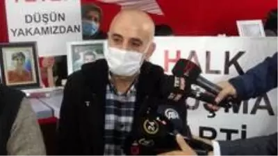 Son dakika haberi... Evlatlarını terörün elinden kurtaran babalardan HDP önündeki ailelere destek Son dakika haberi... Evlatlarını terörün elinden kurtaran babalardan HDP önündeki ailelere destek