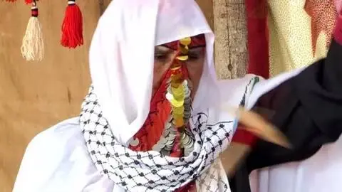 Gazzeli kadın 100 yıllık ceylan boynuzlarıyla bedevi işlemecilik kültürünü yaşatıyor
