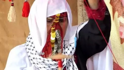 Gazzeli kadın 100 yıllık ceylan boynuzlarıyla bedevi işlemecilik kültürünü yaşatıyor