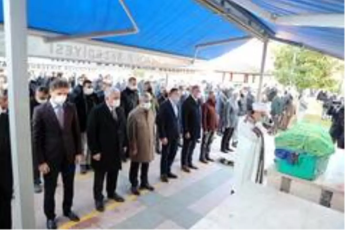 Hatay Büyükşehir Belediye Başkanı Savaş'ın Annesi toprağa verildi