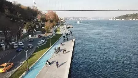 (Havadan görüntülerle) MAVİ BOYALI BİSİKLET YOLLARINDA ÇEVRE KİRLİLİĞİ TEHLİKESİ