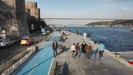 (Havadan görüntülerle) MAVİ BOYALI BİSİKLET YOLLARINDA ÇEVRE KİRLİLİĞİ TEHLİKESİ