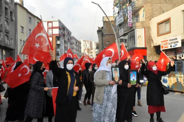 Şırnak'ta HDP'li grup, PKK'ya tepki için eylem yapan terör mağduru anneleri taşladı