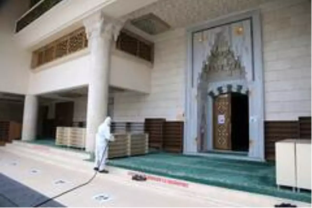 İbadethaneler salgına karşı dezenfekte ediliyor