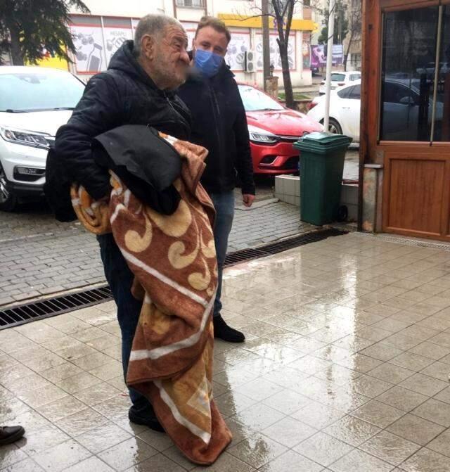 Israrla çadırda kalmak isteyen vatandaşı belediye ikna etti: Ben Paris'e gitmek istiyorum, benim evim Paris'te Israrla çadırda kalmak isteyen vatandaşı belediye ikna etti: Ben Paris'e gitmek istiyorum, benim evim Paris'te
