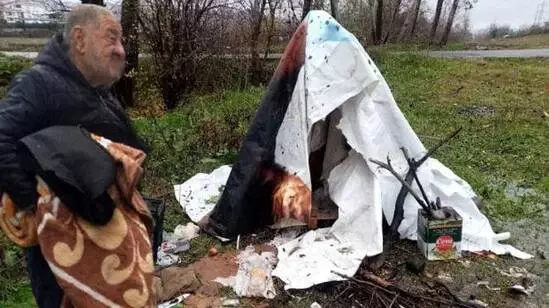 Israrla çadırda kalmak isteyen vatandaşı belediye ikna etti: Ben Paris'e gitmek istiyorum, benim evim Paris'te Israrla çadırda kalmak isteyen vatandaşı belediye ikna etti: Ben Paris'e gitmek istiyorum, benim evim Paris'te