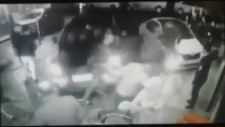 Kağıthane'deki kavga sonrası hastane önündekilerin arasına cip ile daldı Kağıthane'deki kavga sonrası hastane önündekilerin arasına cip ile daldı