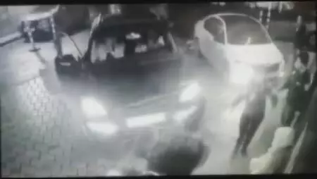 Kağıthane'deki kavga sonrası hastane önündekilerin arasına cip ile daldı Kağıthane'deki kavga sonrası hastane önündekilerin arasına cip ile daldı