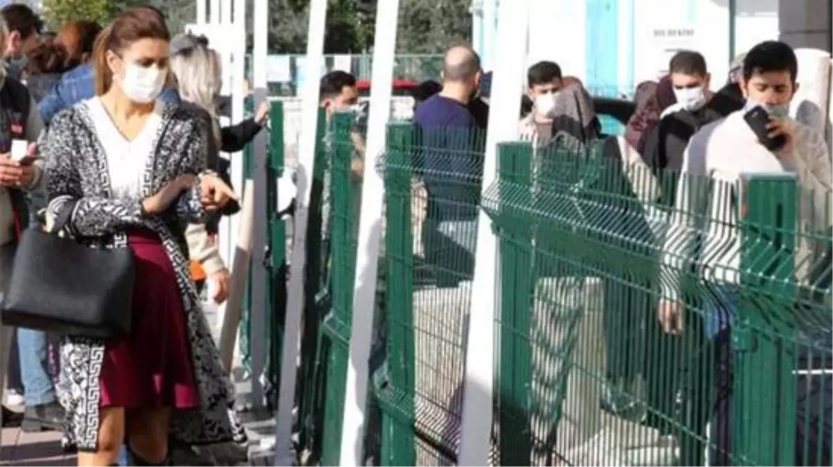 Halı indirimini gören vatandaşlar korona önlemlerini hiçe saydı