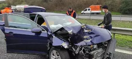 Kamyonete çarpan otomobilin sürücüsü yaralandı Kamyonete çarpan otomobilin sürücüsü yaralandı