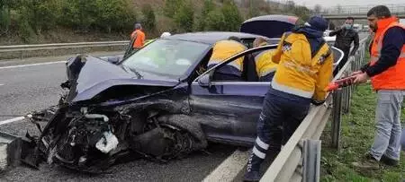 Kamyonete çarpan otomobilin sürücüsü yaralandı Kamyonete çarpan otomobilin sürücüsü yaralandı