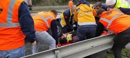 Kamyonete çarpan otomobilin sürücüsü yaralandı Kamyonete çarpan otomobilin sürücüsü yaralandı