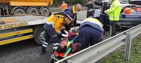 Kamyonete çarpan otomobilin sürücüsü yaralandı Kamyonete çarpan otomobilin sürücüsü yaralandı